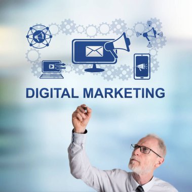 Bir iş adamı tarafından çizilmiş dijital pazarlama kavramı