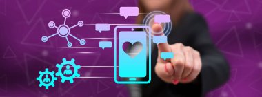 Kadın dokunmatik ekranda sosyal ağ konseptine parmağıyla dokunuyor.