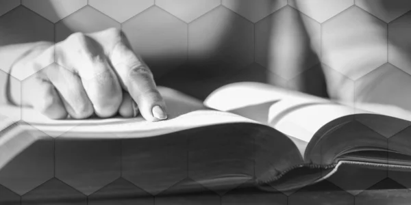 Крупним Планом Жінка Читає Біблію Жорстке Світло Геометричний Візерунок — стокове фото