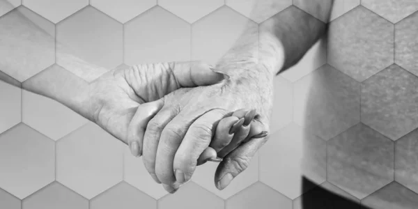 老婦人の手を握る看護師の手幾何学模様 — ストック写真
