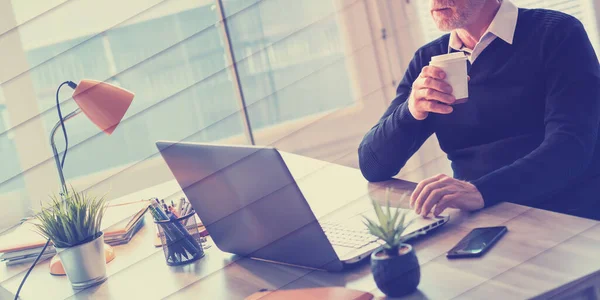 Uomo Affari Anziano Che Una Pausa Caffè Ufficio Modello Geometrico — Foto Stock