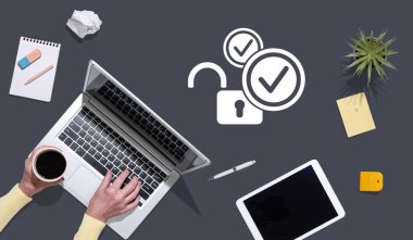 2fa konsepti sembollü dizüstü bilgisayar kullanan ellerin üst görünümü