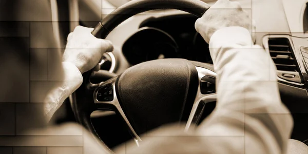 Uomo Alla Guida Con Sue Due Mani Sul Volante Modello — Foto Stock