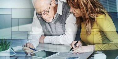 Ofiste dijital tablet üzerinde çalışan iki olgun iş arkadaşı, geometrik desen