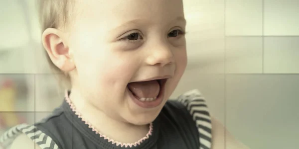 Retrato Bebê Bonito Feliz Menina Com Belo Sorriso Padrão Geométrico — Fotografia de Stock