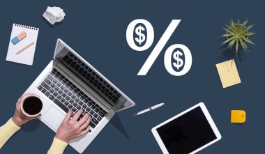 Roi kavramının sembolü olan dizüstü bilgisayar kullanan ellerin üst görünümü