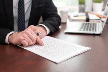 İşadamı ofiste belge okuyup kontrol ediyor (Lorem ipsum metni kullanıldı)