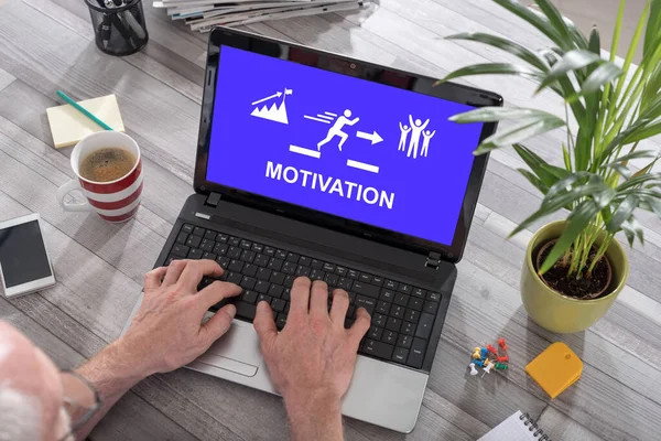 Mann Benutzt Laptop Mit Motivationskonzept Auf Dem Bildschirm — Stockfoto