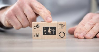 Ims kavramının sembolü olan tahta bloklar.