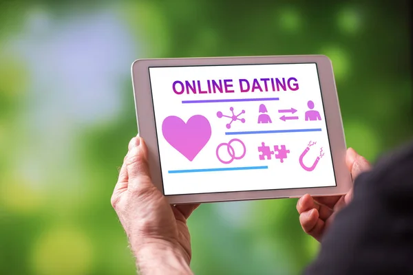 Άντρας Που Κρατά Ένα Δισκίο Δείχνει Online Dating Έννοια — Φωτογραφία Αρχείου