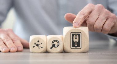 Podcast konsepti sembollü tahta bloklar