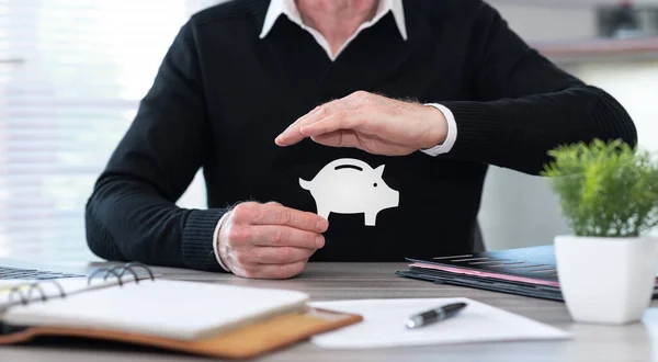 Asesor Financiero Protegiendo Una Alcancía Con Mano — Foto de Stock