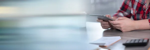 Manos Femeninas Sosteniendo Usando Tableta Digital Banner Panorámico — Foto de Stock