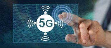 Bir adam dokunmatik ekranda 5G konseptine parmağıyla dokunuyor.