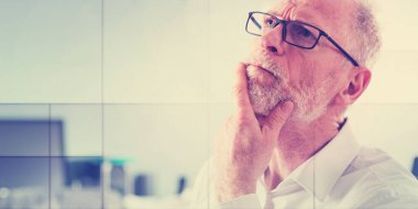 Düşünceli kıdemli işadamının portresi, geometrik desen