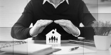 Sigortacı, bir aileyi ve evi elleriyle koruyor. Geometrik desenli.