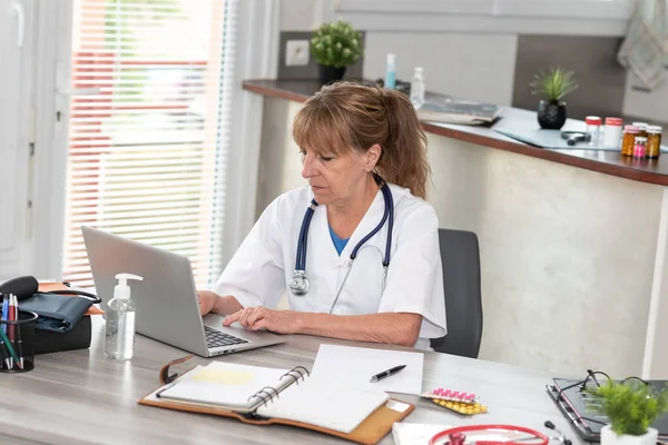 Female Doctor Using Laptop Medical Office — Stock Photo, Image