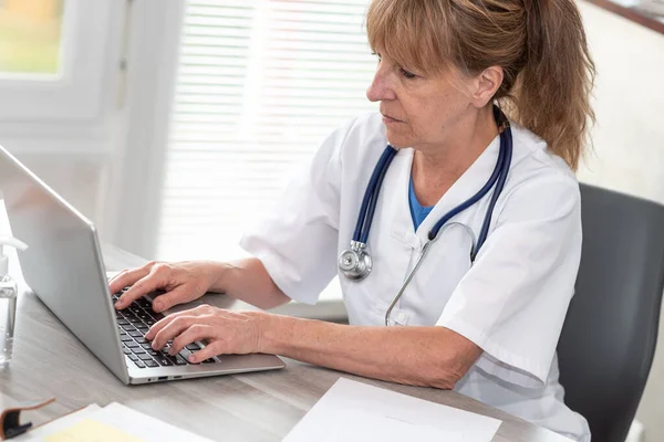 Γυναίκα Γιατρός Που Χρησιμοποιεί Φορητό Υπολογιστή Στο Ιατρικό Γραφείο — Φωτογραφία Αρχείου