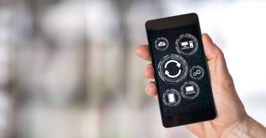 Sistem güncelleme kavramını gösteren akıllı telefon ekranı