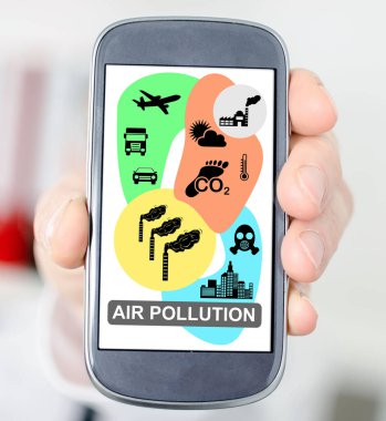 Hava kirliliği kavramına sahip akıllı bir telefonu tutmak