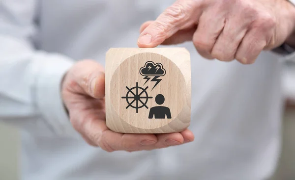 危機管理の概念の象徴と木製のキューブを保持手 — ストック写真