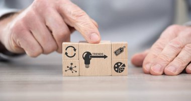 Eğilim sembollü tahta bloklar