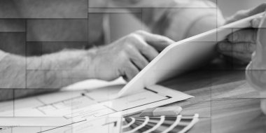 Bir proje üzerinde çalışan ve dijital tablet, geometrik desen kullanan bir mimar