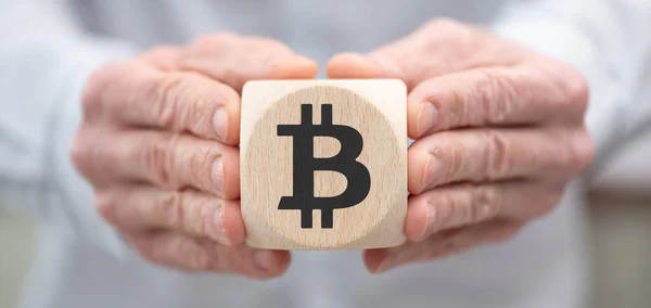 Hand Holding Wooden Cube Symbol Bitcoin Concept — Stockfoto