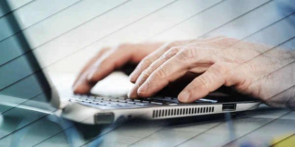 Manos Masculinas Escribiendo Teclado Del Ordenador Portátil Patrón Geométrico — Foto de Stock