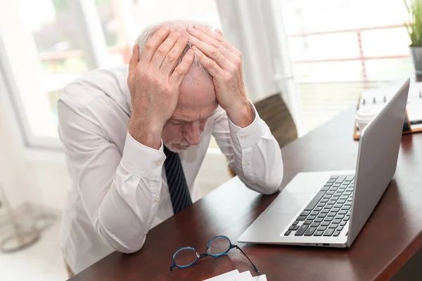 Stressad Affärsman Som Sitter Kontor Med Huvudet Händerna — Stockfoto