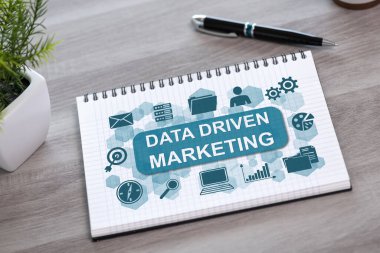 Not defterine çizilen veri odaklı pazarlama konsepti