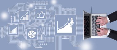 Büyüme kavramının sembolü olan dizüstü bilgisayar kullanan ellerin üst görünümü