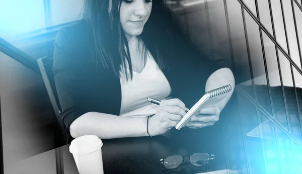 メモ帳にメモを取る若い女性 光効果 — ストック写真