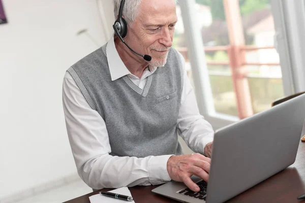 Senior Affärsman Talar Ett Headset Och Använder Bärbar Dator — Stockfoto