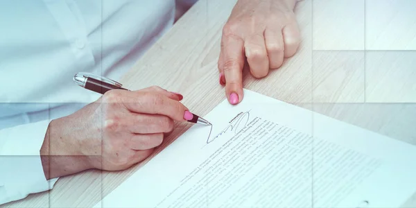 法的文書に署名する女性幾何学模様 — ストック写真