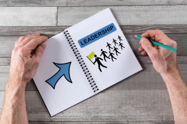 Bir not defterine liderlik kavramı çizildi