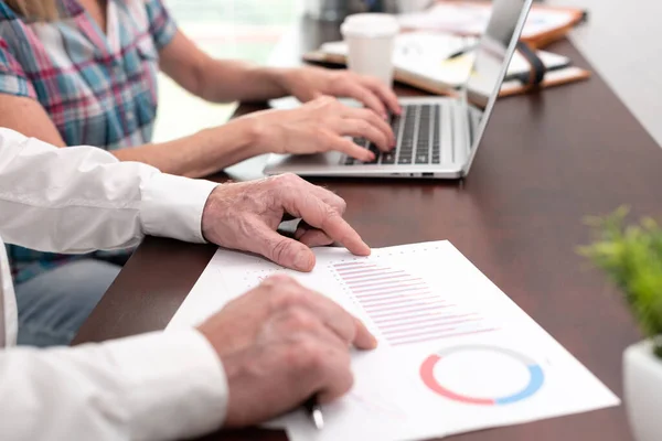 Collaborateurs Travaillant Sur Les Statistiques Financières Fonction — Photo