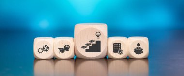 Mavi arka planda devam eden eğitim kavramının sembolü olan tahta bloklar