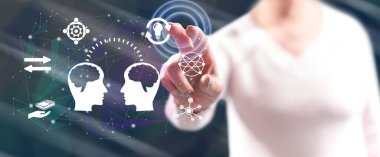 Kadın dokunmatik ekranda bilgi paylaşımı kavramına parmaklarıyla dokunuyor