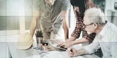 Ofiste planlar üzerinde çalışan mimarlar, ışık efekti, geometrik desen