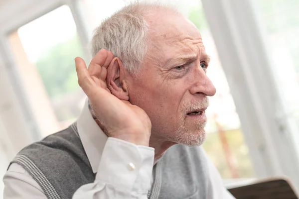 聴覚障害を持つ高齢者の肖像 — ストック写真