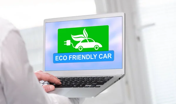 環境に優しい車のコンセプトを表示するノートパソコン画面 — ストック写真