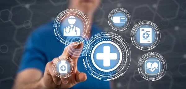 Adam dokunmatik ekranda sağlık sigortasına dokunuyor.