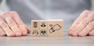 Giyilebilir teknoloji sembolü olan tahta bloklar.