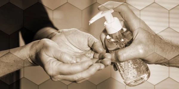 Mano Femminile Premendo Sulla Bottiglia Gel Disinfettante Alcol Prevenzione Dell — Foto Stock