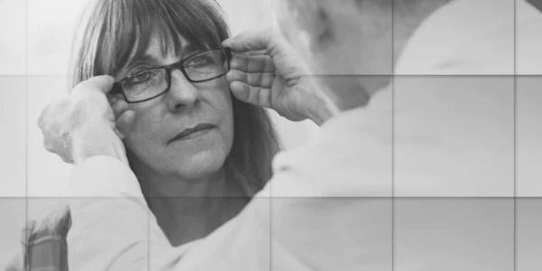 Starší Žena Testování Nových Brýlí Obchodě Optiky Geometrický Vzor — Stock fotografie