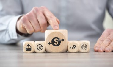 Para transferi konsepti sembollü tahta bloklar