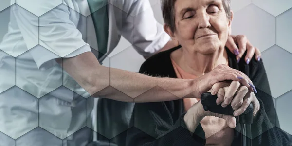 Mujer Vieja Con Bastón Consolado Por Una Enfermera Patrón Geométrico — Foto de Stock