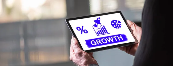 Ekran Tabletu Przedstawiający Koncepcję Wzrostu — Zdjęcie stockowe