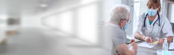 Женщина Врач Показывающий Лекарства Пожилого Человека Пациента Оба Носят Защитную — стоковое фото